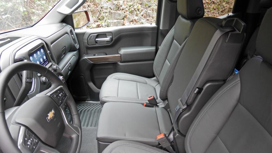 Интерьер Chevrolet Silverado LTZ Duramax Crew Cab 2019 года  (фото 20 из 32)